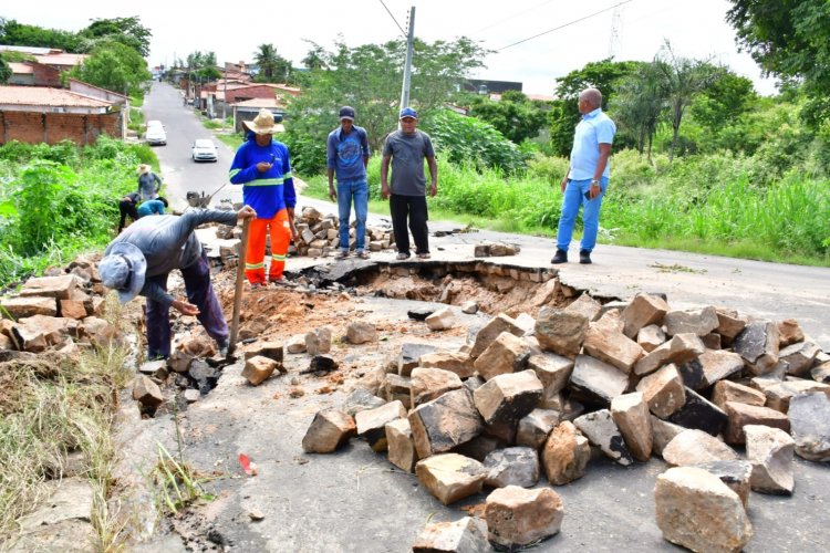 SEINFRA realiza obras de tapa-buracos no Planalto Sambaíba e desobstrução em ruas de Floriano