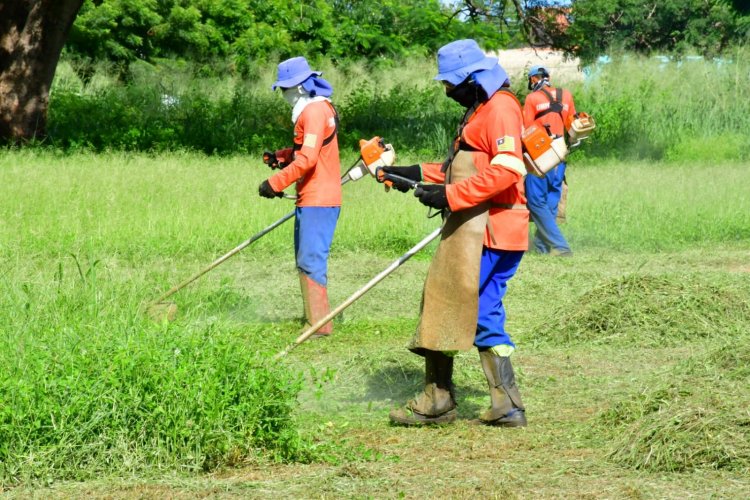 Parceria entre Infraestrutura e Esportes de Floriano começam limpeza nos campos de várzea da cidade