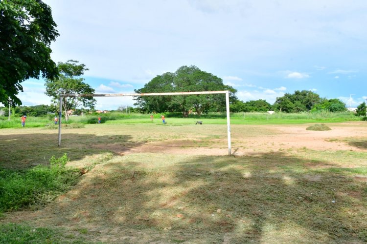 Parceria entre Infraestrutura e Esportes de Floriano começam limpeza nos campos de várzea da cidade