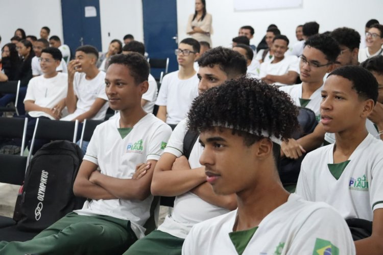 Bloco da Prevenção promove conscientização entre adolescentes sobre IST no CEEP Calisto Lobo