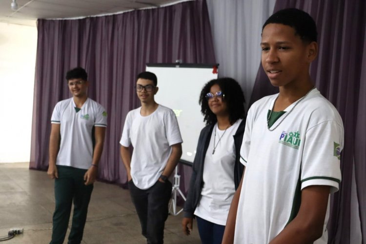 Bloco da Prevenção promove conscientização entre adolescentes sobre IST no CEEP Calisto Lobo