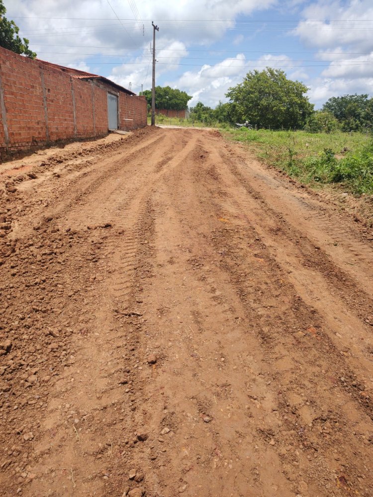 Infraestrutura de Floriano realiza serviços em diversas frentes nas zonas urbana e rural do município