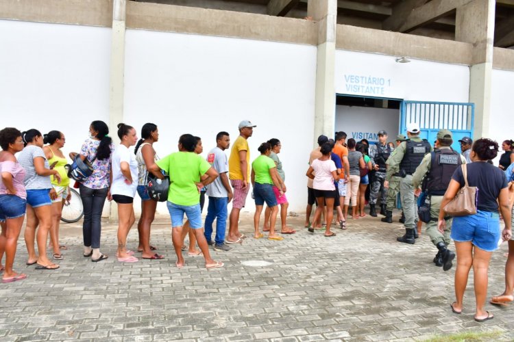 Semana Santa: Prefeitura de Floriano entrega 8 mil cestas básicas para famílias carentes