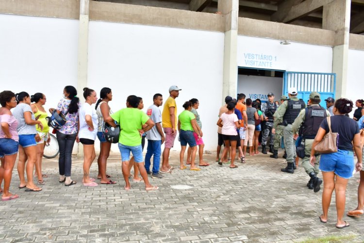 Semana Santa: Prefeitura de Floriano entrega 8 mil cestas básicas para famílias carentes