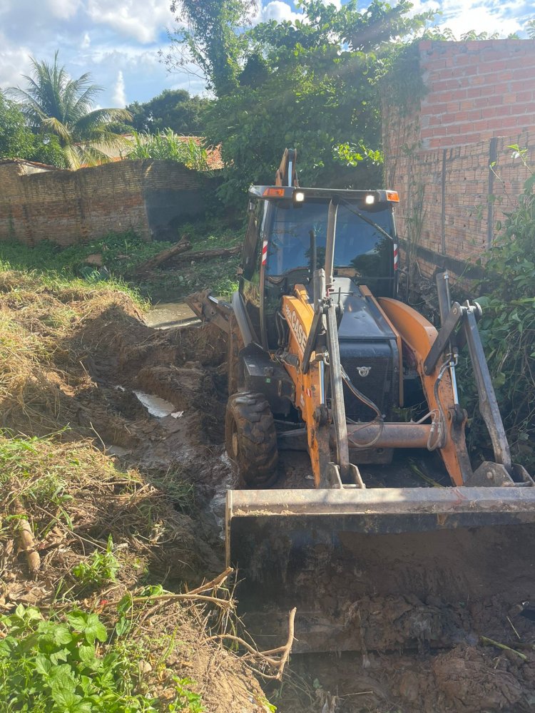 Infraestrutura de Floriano realiza limpeza e manutenção de riachos da cidade