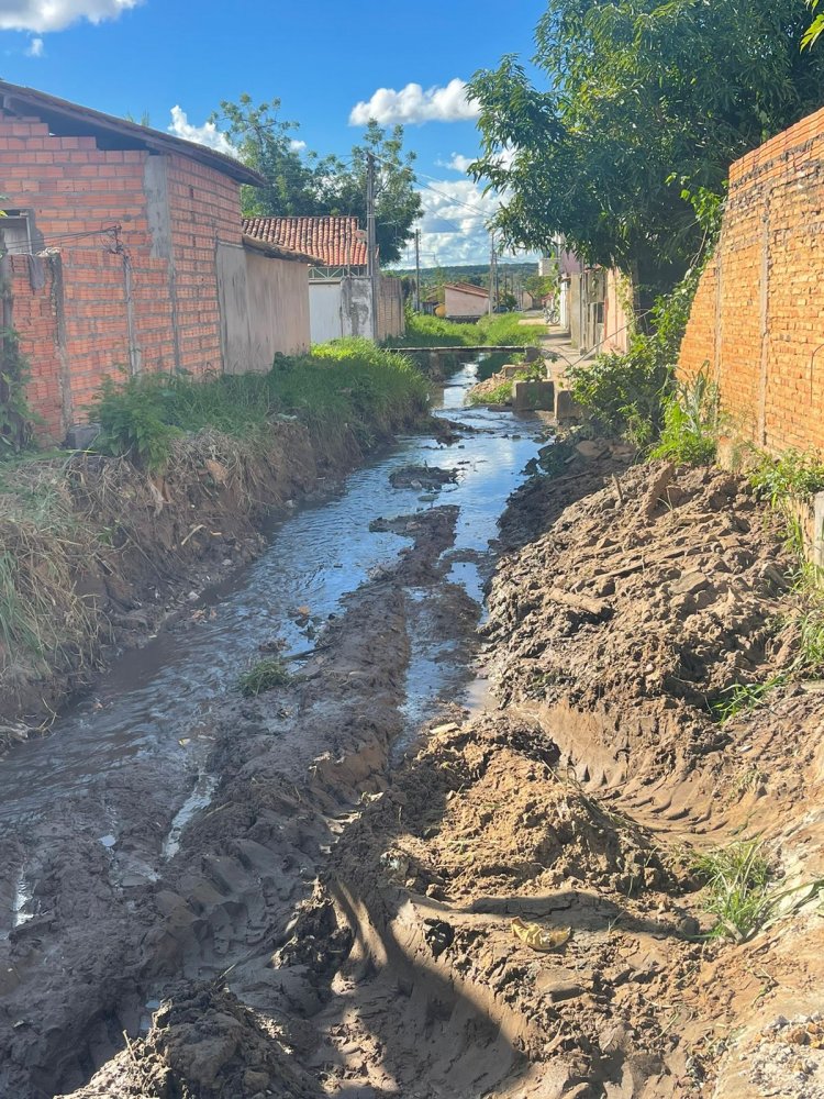 Infraestrutura de Floriano realiza limpeza e manutenção de riachos da cidade