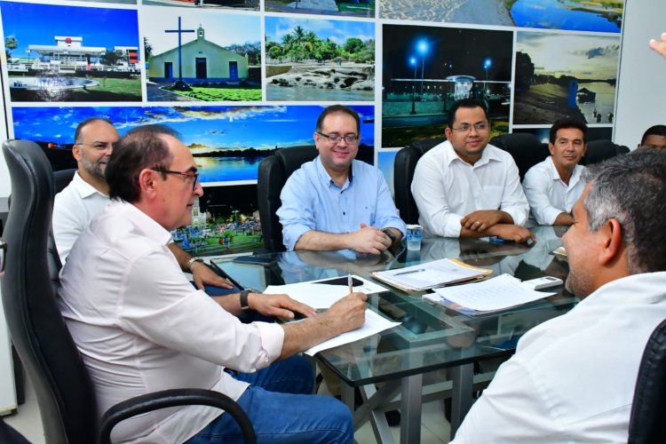 Prefeito de Floriano assina ordens de serviço para asfaltar ruas Defala Attem e Elias Oka e ampliar rede elétrica