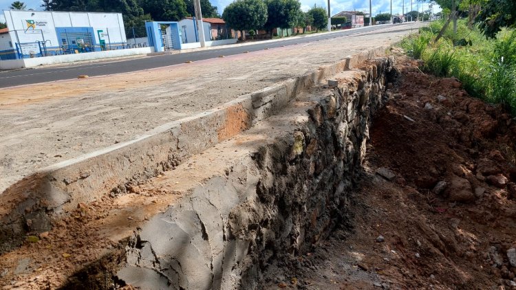 Infraestrutura de Floriano realiza obras de recuperação, iluminação, piçarramento e desobstrução de galeria no município