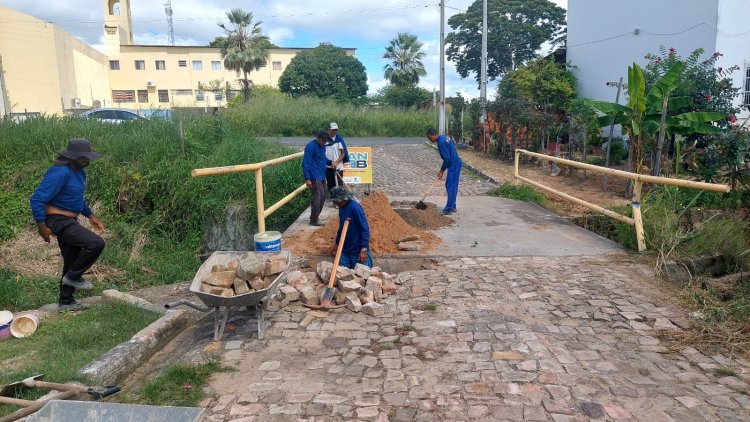 Infraestrutura de Floriano realiza obras de recuperação, iluminação, piçarramento e desobstrução de galeria no município