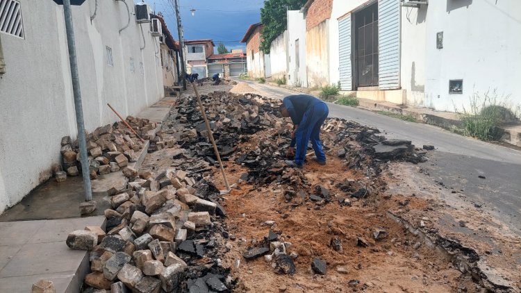 Infraestrutura de Floriano realiza obras de recuperação, iluminação, piçarramento e desobstrução de galeria no município