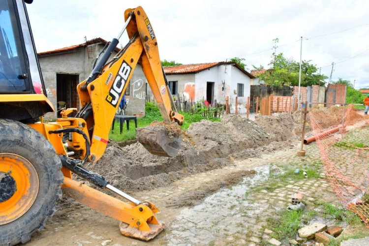 Prefeito Antônio Reis visita obra do saneamento básico de Floriano