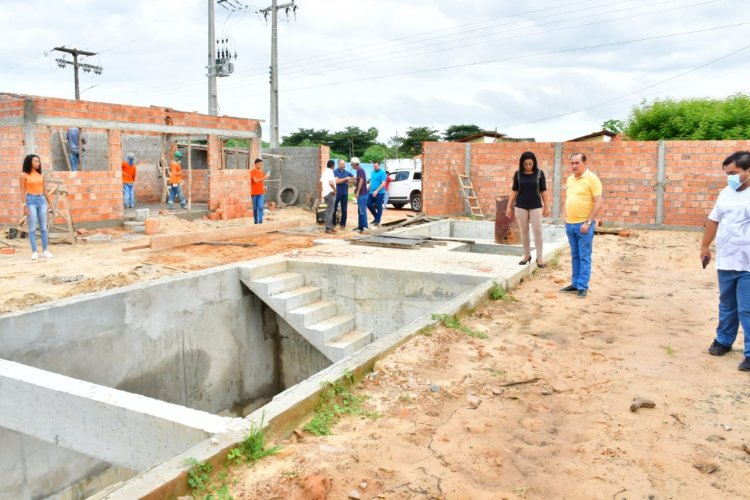 Prefeito Antônio Reis visita obra do saneamento básico de Floriano