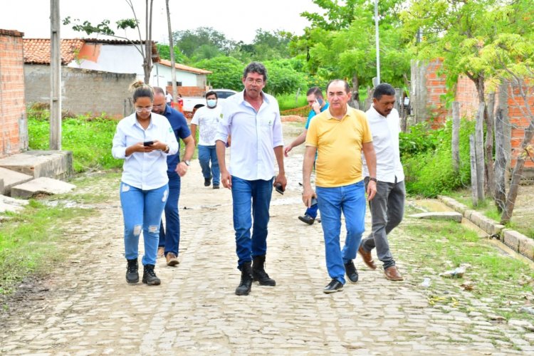 Prefeito Antônio Reis visita obra do saneamento básico de Floriano