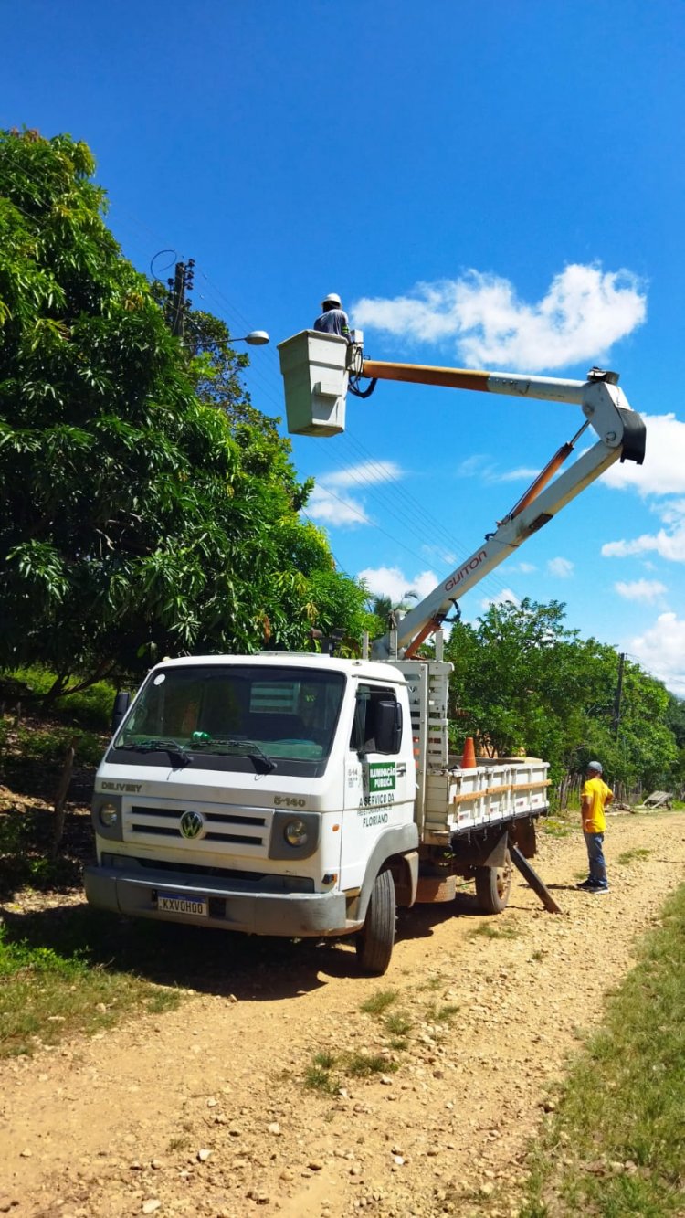 Infraestrutura intensifica serviços de Iluminação para atender as zonas urbana e rural de Floriano