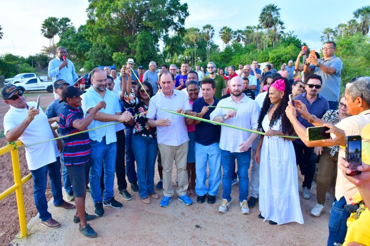 Prefeitura de Floriano entrega passagem molhada da localidade Rio Branco