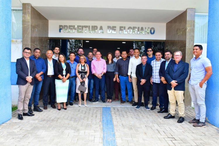 Minha Casa, Minha Vida: Prefeito Antônio Reis assina contratos para a construção de 372 casas em Floriano