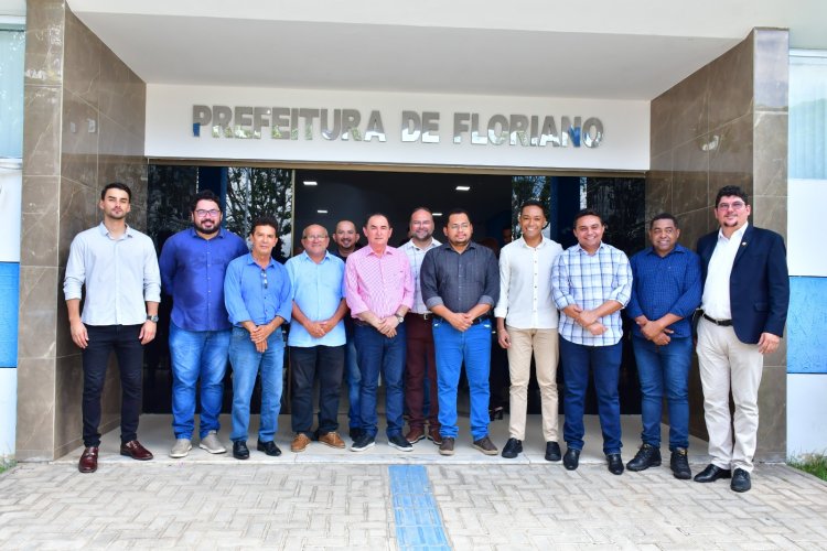 Minha Casa, Minha Vida: Prefeito Antônio Reis assina contratos para a construção de 372 casas em Floriano
