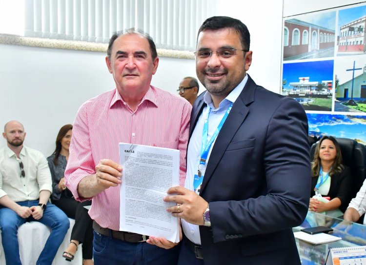 Minha Casa, Minha Vida: Prefeito Antônio Reis assina contratos para a construção de 372 casas em Floriano