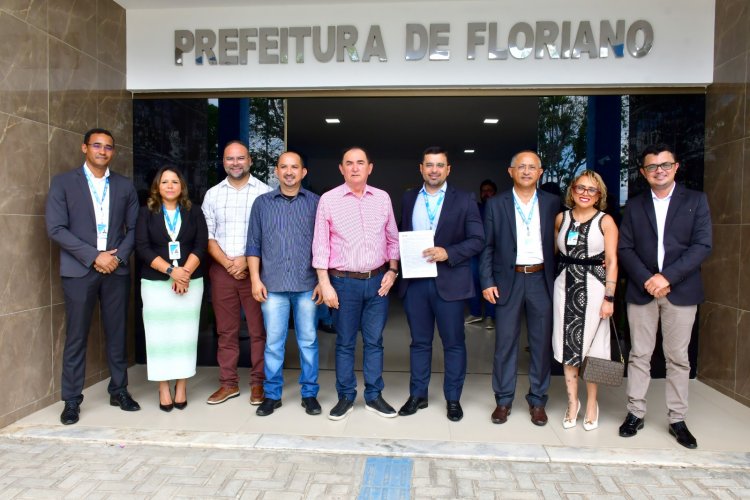 Minha Casa, Minha Vida: Prefeito Antônio Reis assina contratos para a construção de 372 casas em Floriano
