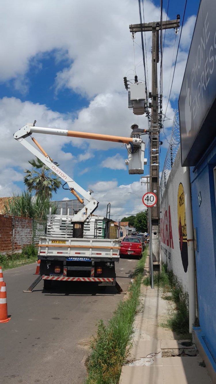 Prefeitura de Floriano realiza mais de 700 serviços de iluminação pública no mês de abril