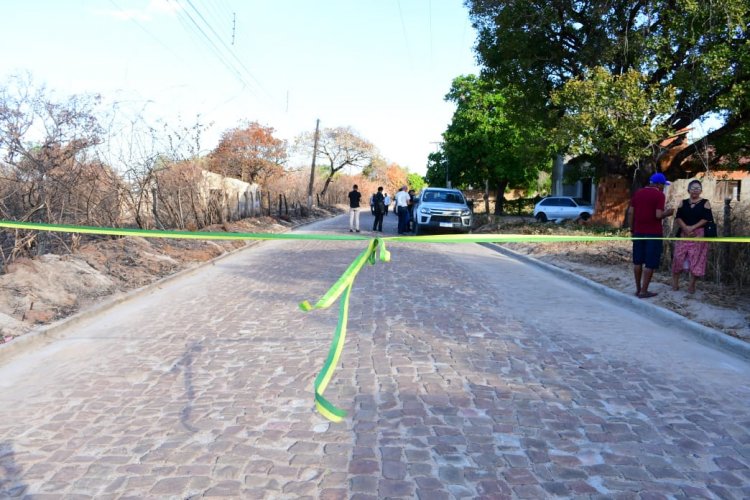 Prefeitura de Floriano entrega mais seis ruas calçadas à população nos 128 anos da cidade