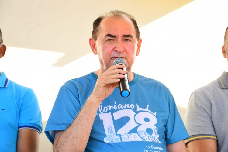 Prefeitura de Floriano entrega mais seis ruas calçadas à população nos 128 anos da cidade