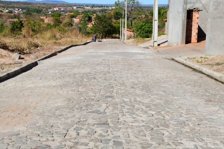 Prefeitura de Floriano entrega mais seis ruas calçadas à população nos 128 anos da cidade