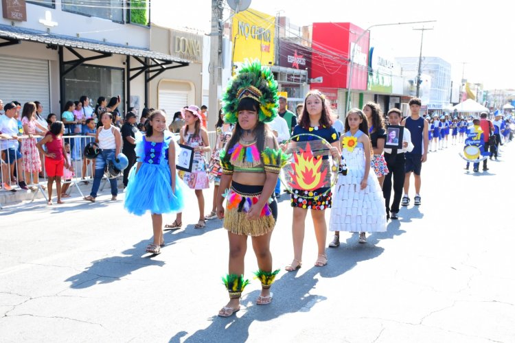 Desfile cívico encerra solenidades da Semana da Pátria em Floriano