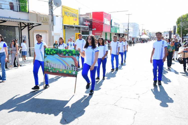 Desfile cívico encerra solenidades da Semana da Pátria em Floriano