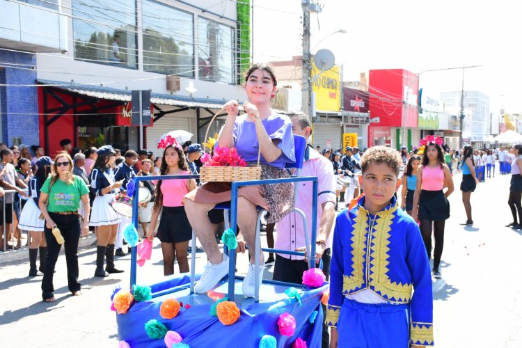 Desfile cívico encerra solenidades da Semana da Pátria em Floriano