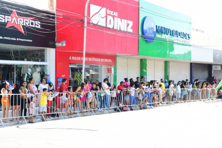 Desfile cívico encerra solenidades da Semana da Pátria em Floriano
