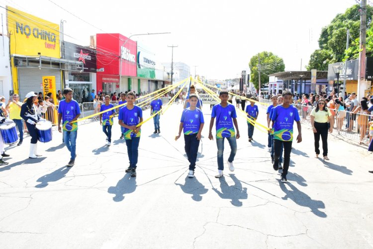 Desfile cívico encerra solenidades da Semana da Pátria em Floriano