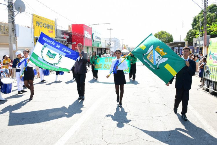 Desfile cívico encerra solenidades da Semana da Pátria em Floriano
