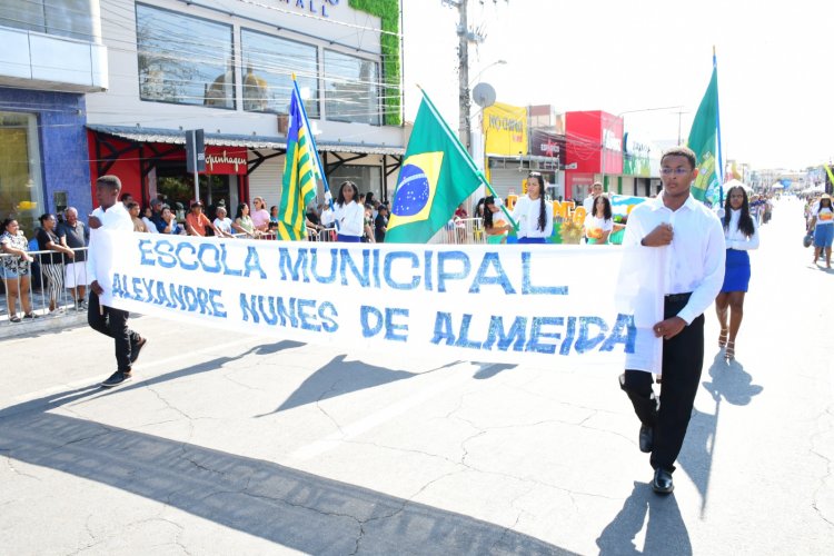 Desfile cívico encerra solenidades da Semana da Pátria em Floriano