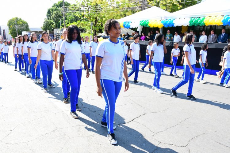 Desfile cívico encerra solenidades da Semana da Pátria em Floriano