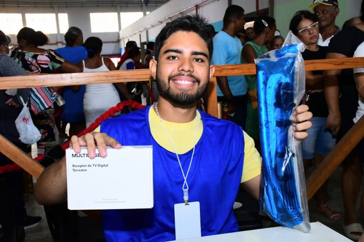Prefeitura de Floriano apoia ação de entrega de 3 mil kits de TV digital em projeto piloto nacional