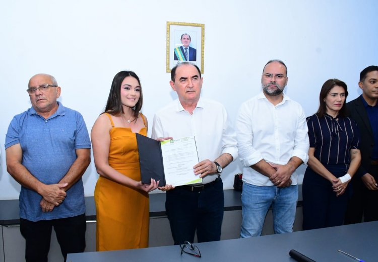 Empossada a nova secretária de Comunicação de Floriano, Kívia Resende