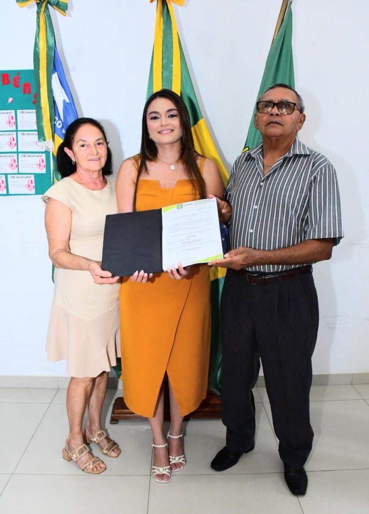 Empossada a nova secretária de Comunicação de Floriano, Kívia Resende