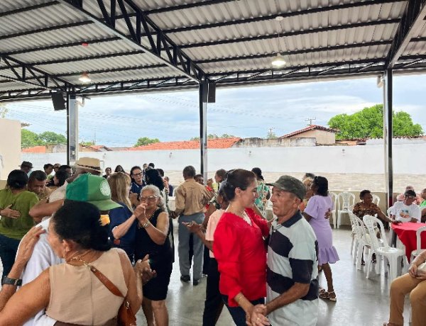 Prefeitura de Floriano encerra atividades do Serviço de Convivência com confraternização para os idosos