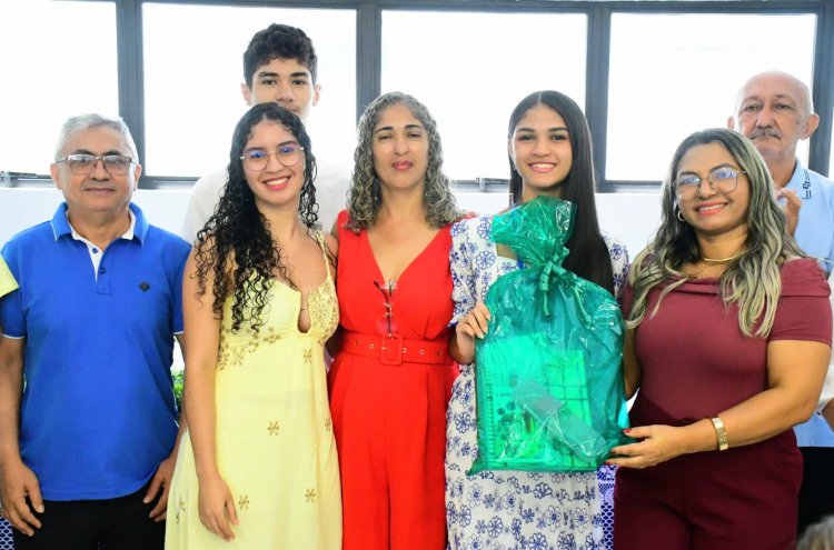Prefeitura de Floriano homenageia alunos da rede municipal destaque no IFPI e na OBMEP 2025