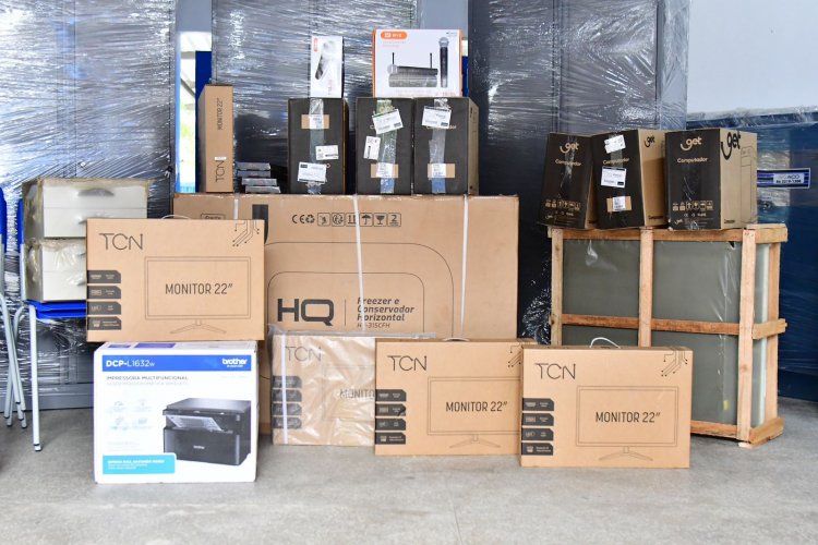 Educação de Floriano realiza entrega de materiais permanentes às escolas da rede municipal