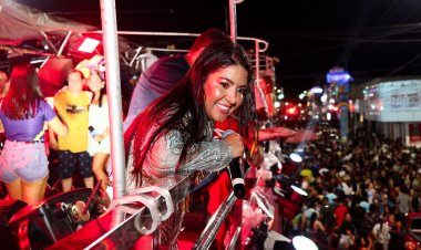 Dany Melody arrasta multidão e agita o Carnaval de Floriano neste sábado (14)