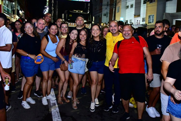 Dany Melody arrasta multidão e agita o Carnaval de Floriano neste sábado (14)
