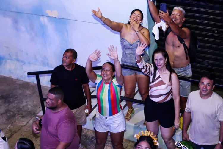 Dany Melody arrasta multidão e agita o Carnaval de Floriano neste sábado (14)