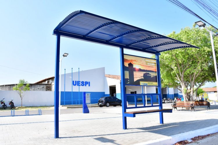 Prefeitura de Floriano executa projeto piloto de instalação de paradas de ônibus