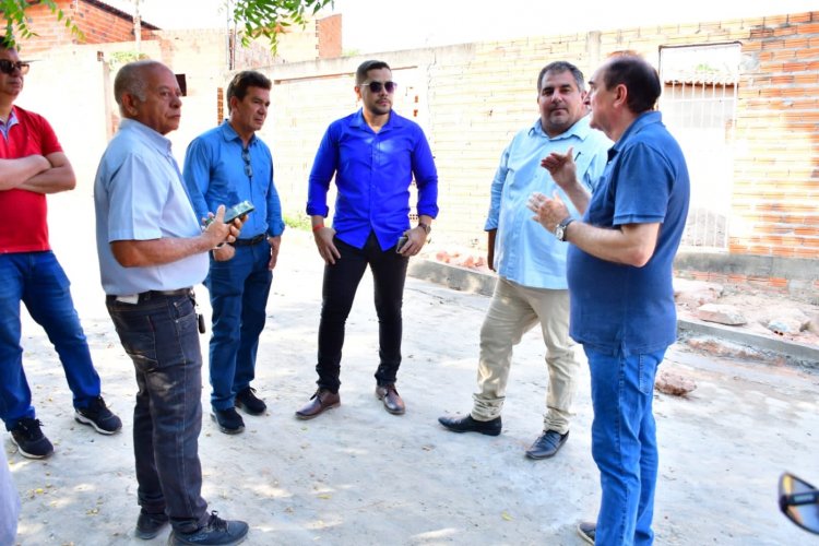 Prefeito Antônio Reis visita obras de calçamento do projeto PlanMob