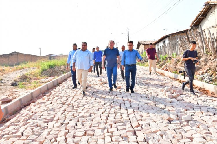 Prefeito Antônio Reis visita obras de calçamento do projeto PlanMob