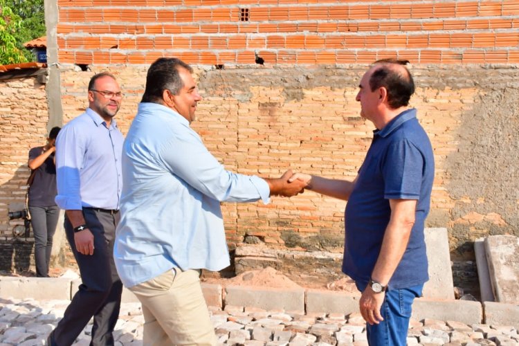 Prefeito Antônio Reis visita obras de calçamento do projeto PlanMob
