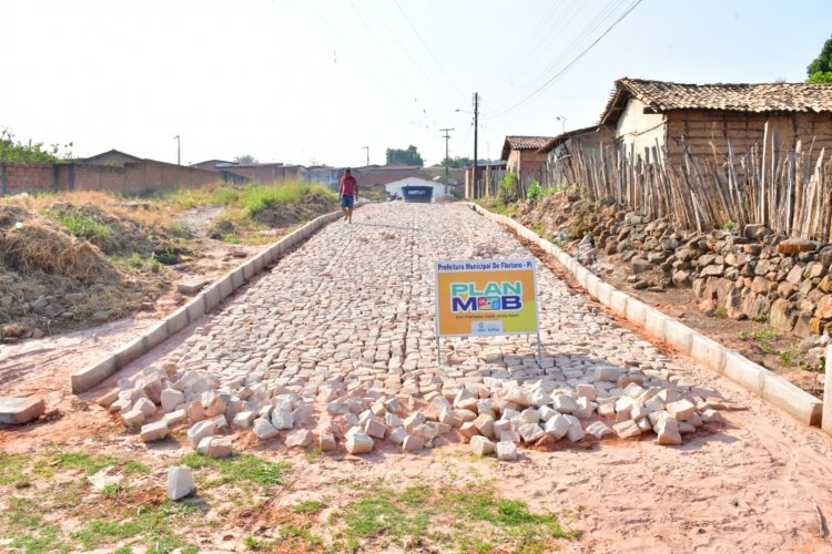 Prefeito Antônio Reis visita obras de calçamento do projeto PlanMob