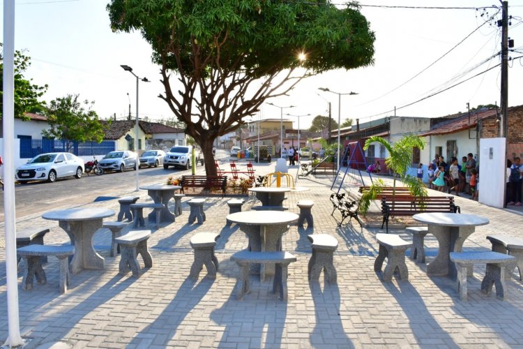 Prefeitura entrega mais uma praça completamente modernizada à população de Floriano